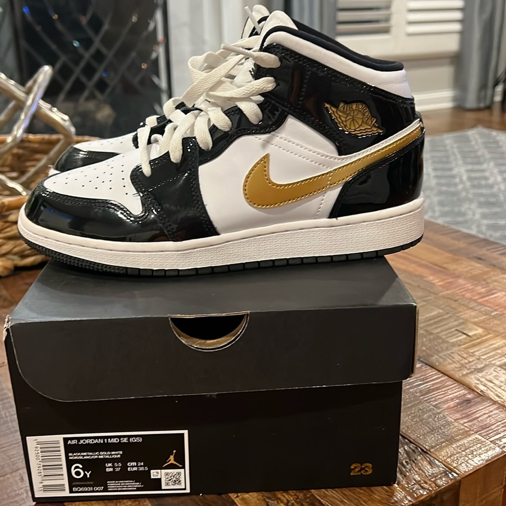 Air Jordan Mid size 6, black/metallic gold/ white